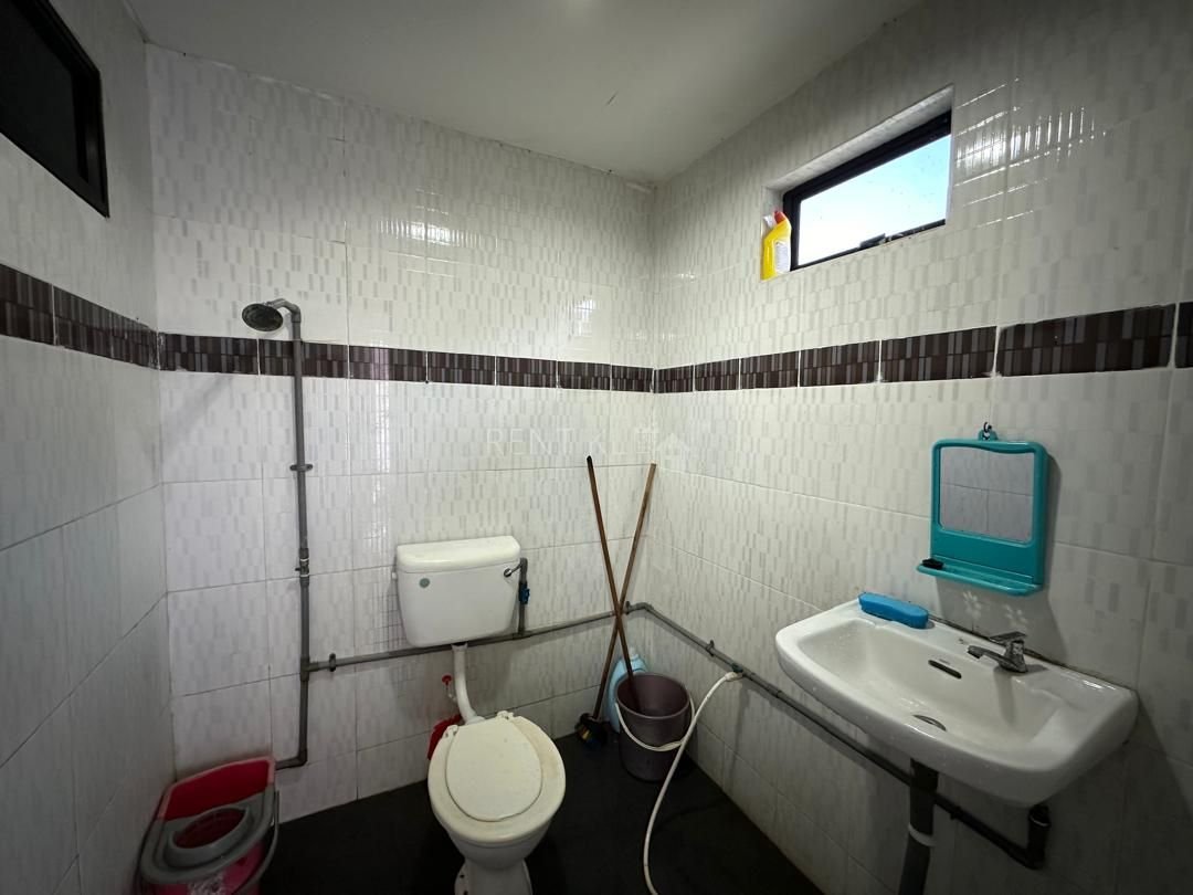 3 Bedrooms 4 Bathrooms 2 Storey Terrace House At Taman Bumiko For Rent 5